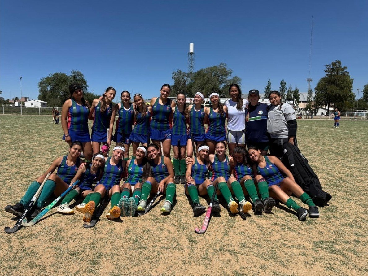 Equipo femenino de hockey del Club Alianza Jesús María posa en la cancha con sus uniformes tricolores, sumándose a la campaña de concientización sobre el cáncer de mama.