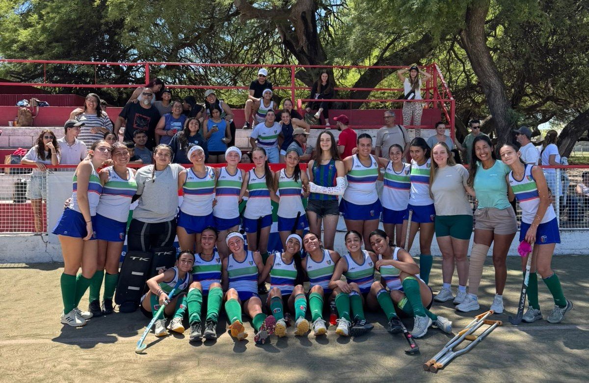 Jugadores de fútbol de Alianza Jesús María posan en la cancha mostrando una remera rosa con el lema “Ninguna lucha sola”, en el marco de la campaña de concientización sobre el cáncer de mama.