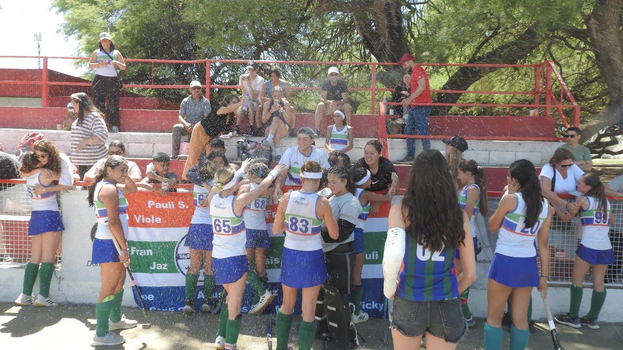 Equipo femenino de hockey del Club Alianza Jesús María posa en la cancha con sus uniformes tricolores, sumándose a la campaña de concientización sobre el cáncer de mama.